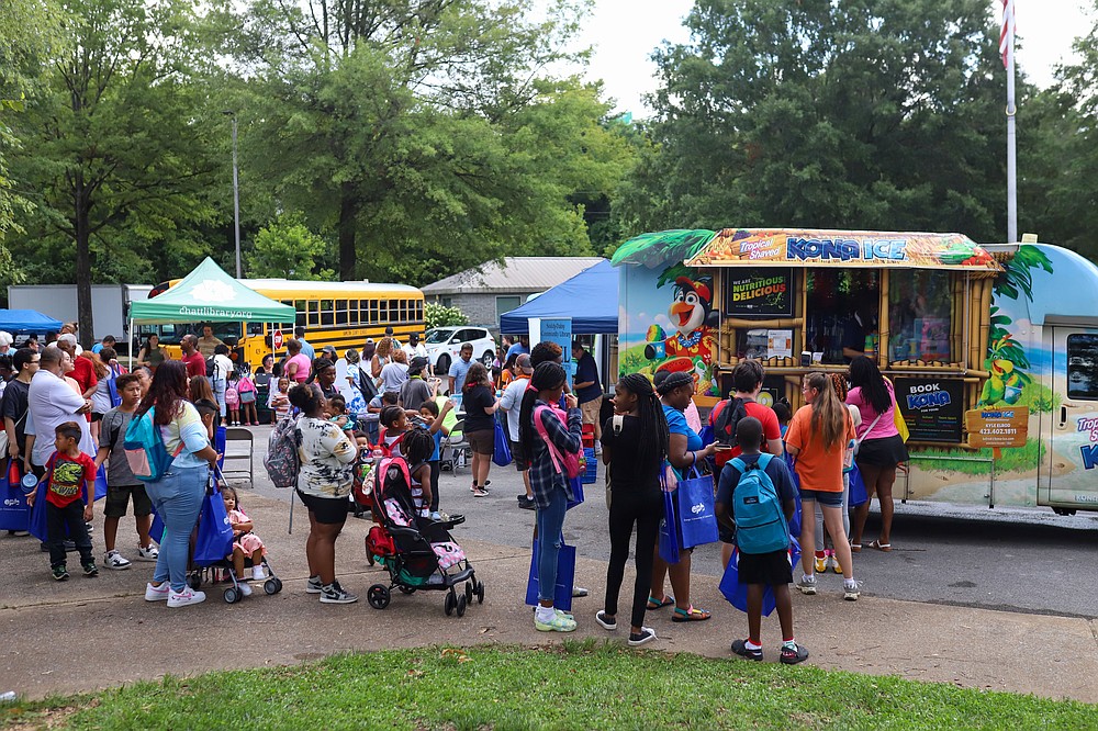 parents and kids outside standing in line for kona ice at back to school bash