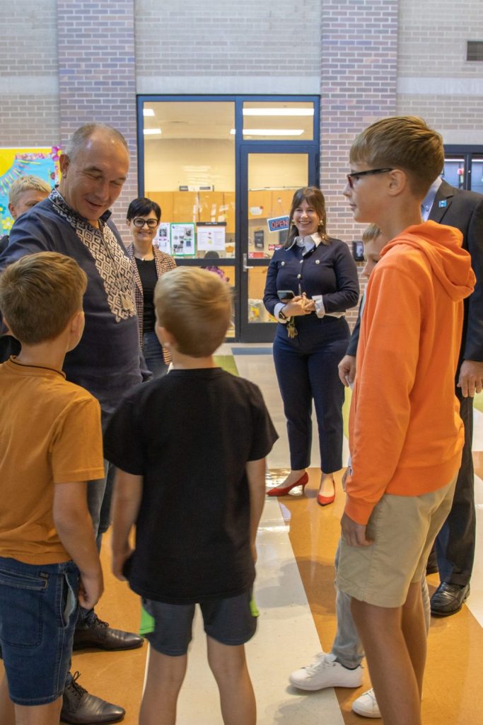 Ukraine Delegate Visits EBE-4 kids talk with mayor during East Brainerd Elementary Ukraine Mayor Visit