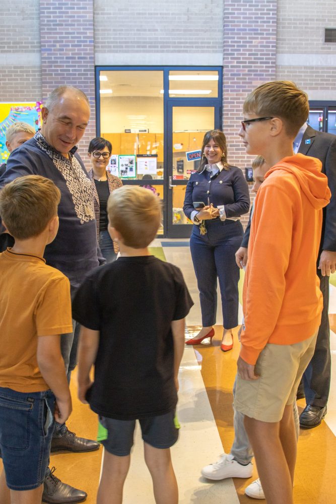 Ukraine Delegate Visits EBE Cover kids talk with mayor during East Brainerd Elementary Ukraine Mayor Visit