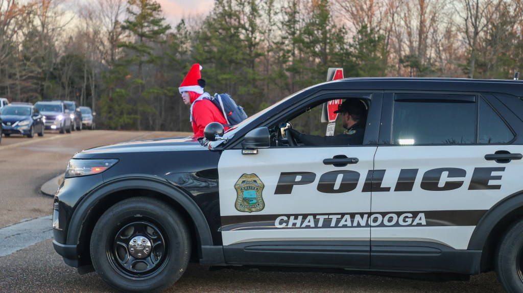 12 19 25 Elf vs Police-3