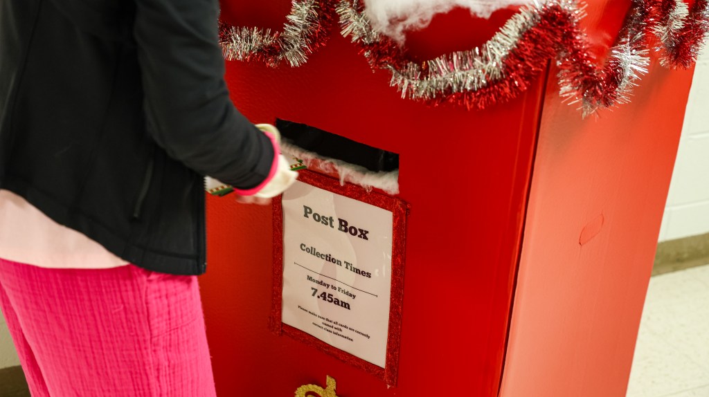 12 25 Post Box